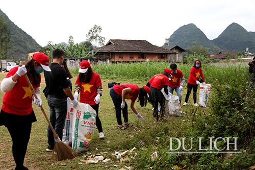 Thành viên VTG dọn vệ sinh, thu gom rác thải trên toàn bộ đường làng, ngõ xóm xã Quỳnh Sơn, đưa về điểm tập kết.